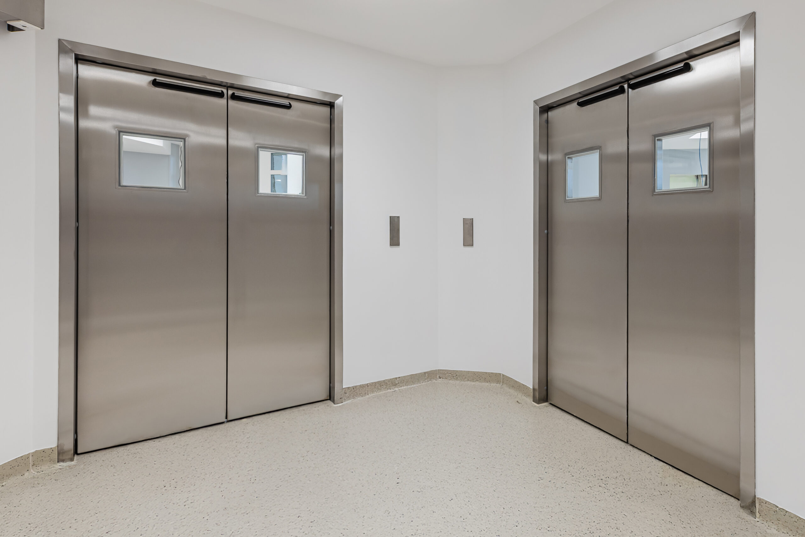 Rozsdamentes ajtó üzemi környezetben