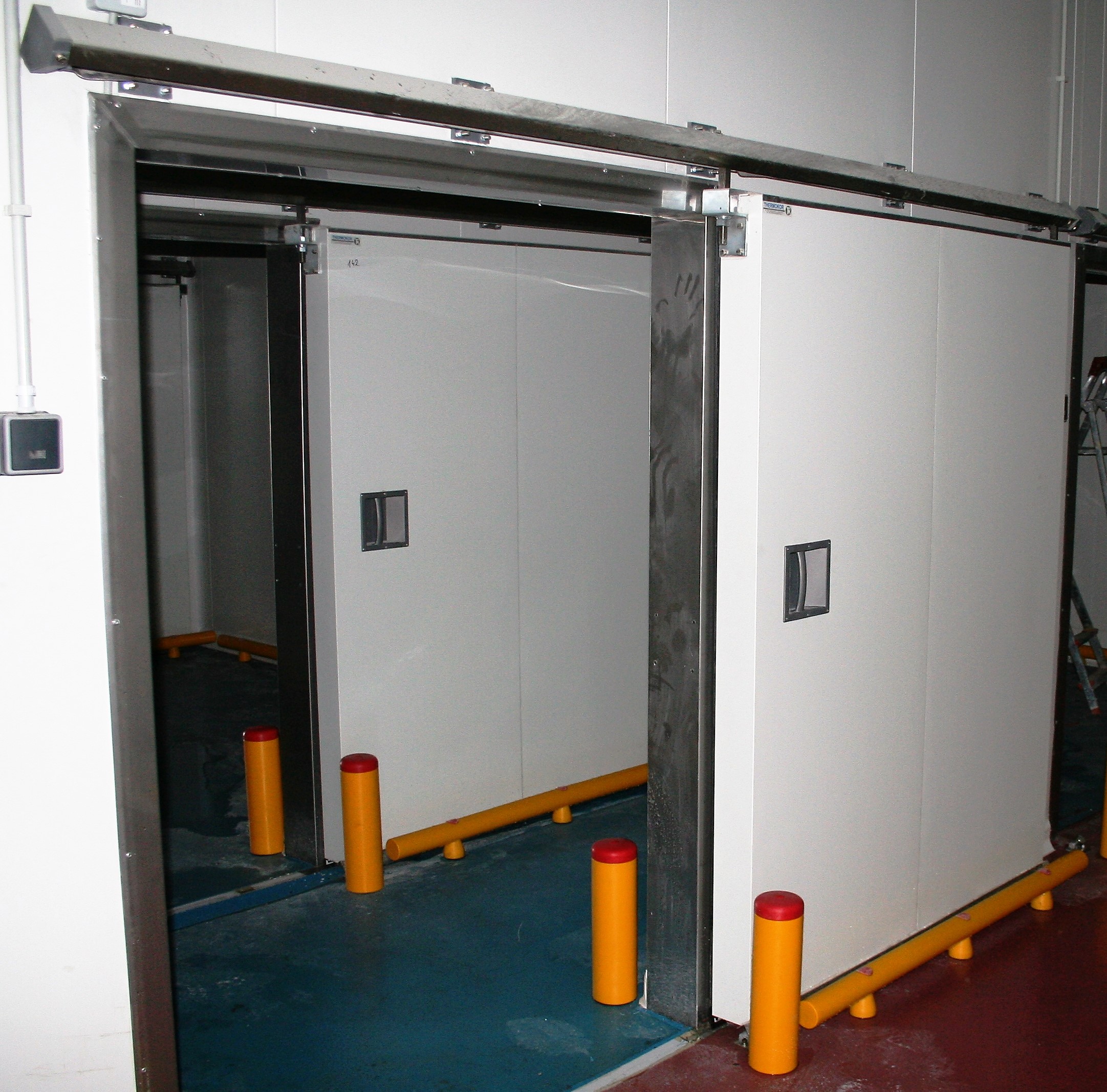 Hűtőházi környezet ütközésvédelemmel