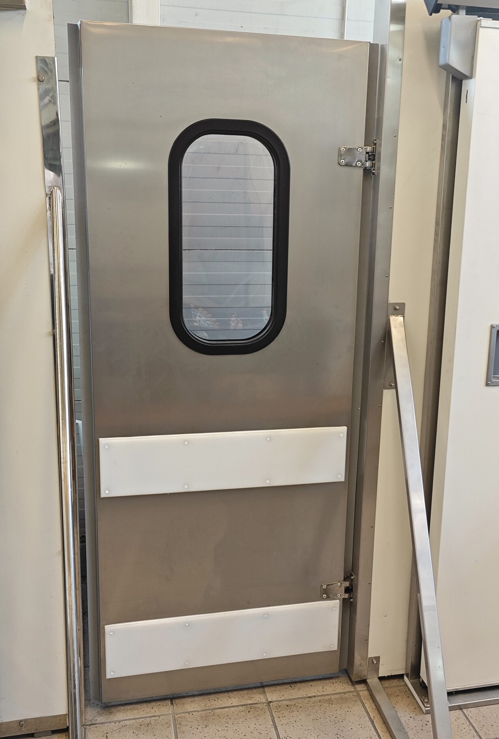 Egyszárnyú lengőajtó