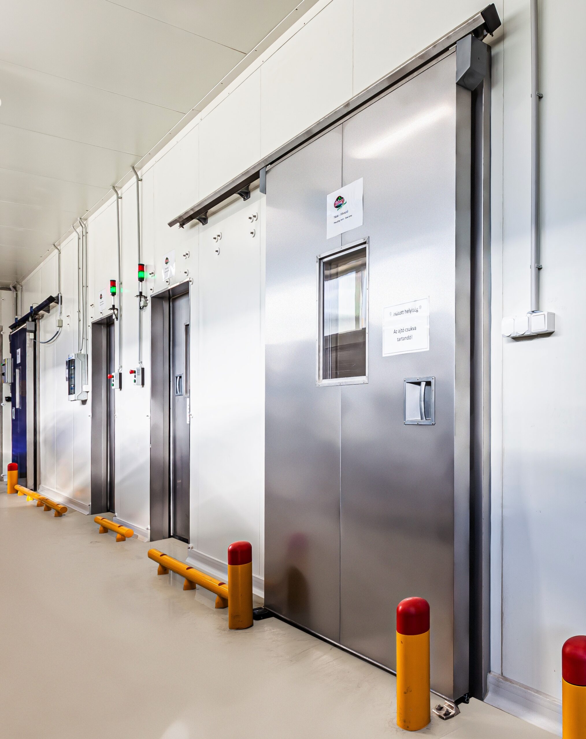 Félhőszigetelt üzemi ajtó