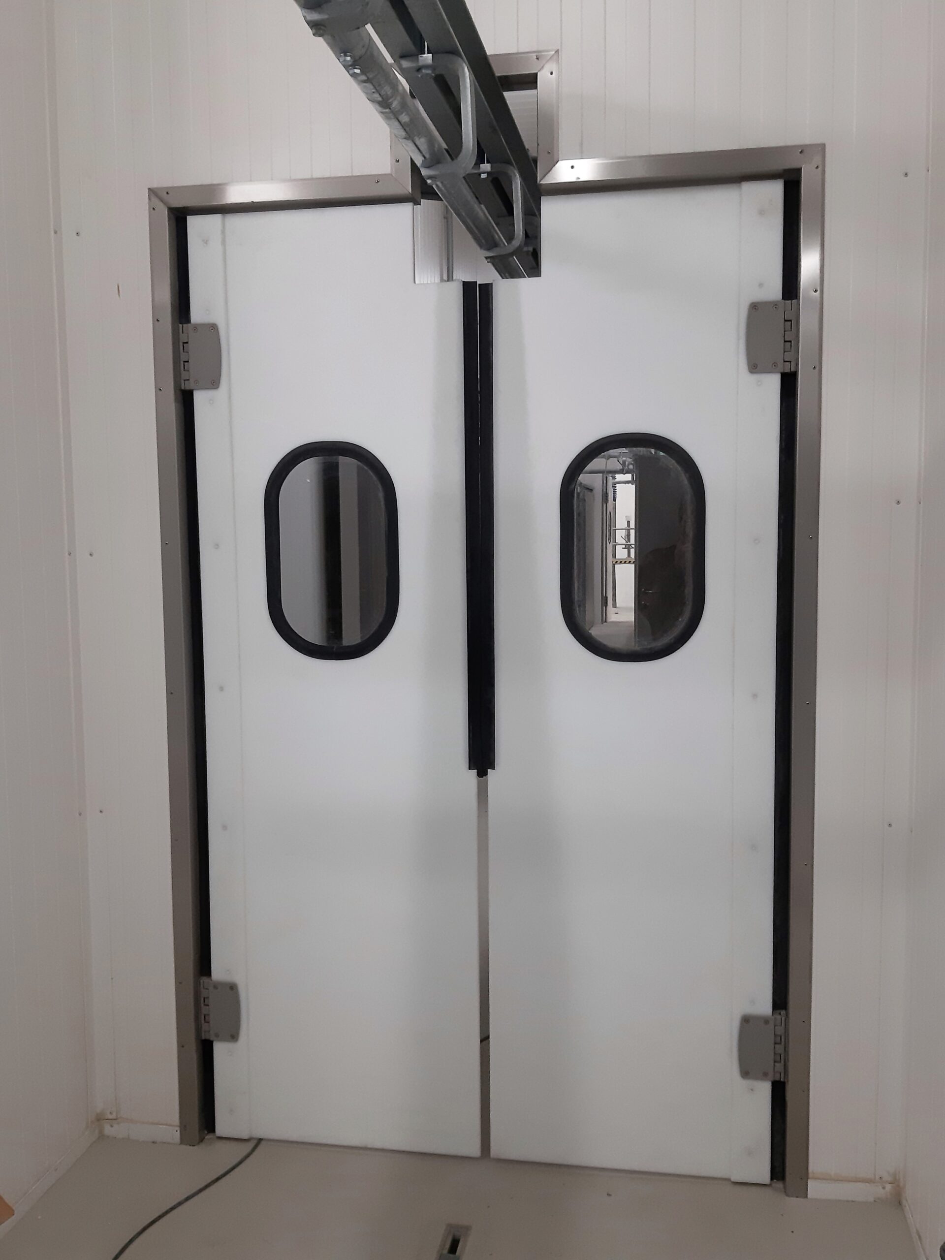 Polietilén lengőajtó