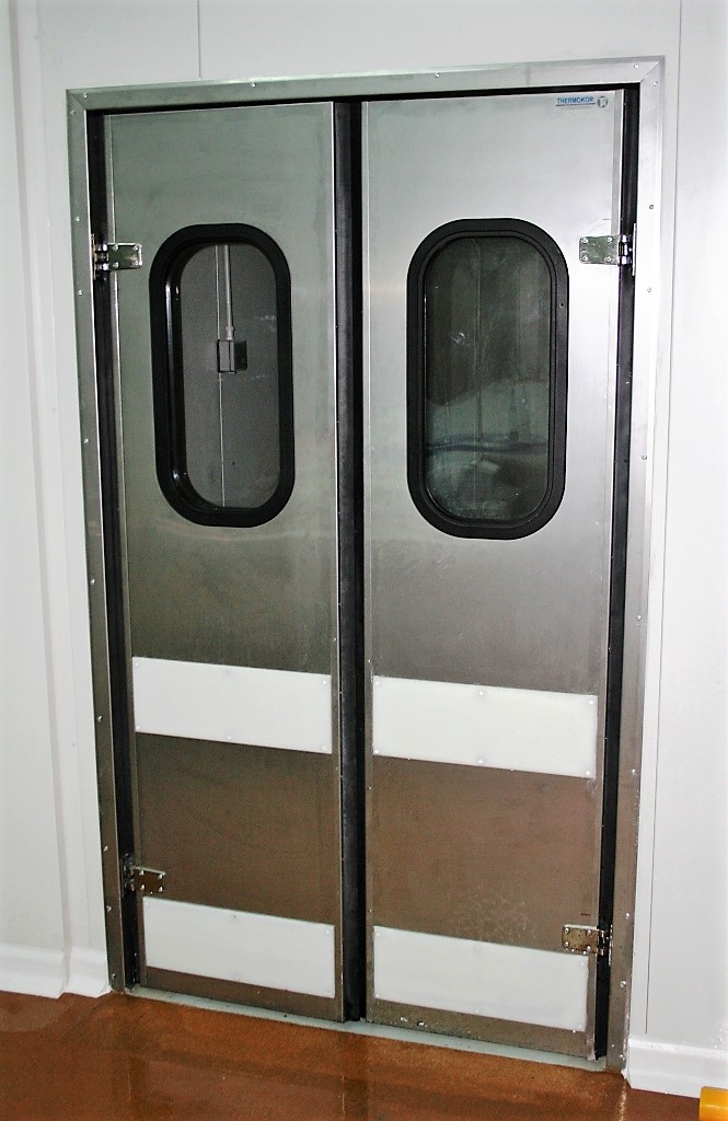 Inox lengőajtó használat közben